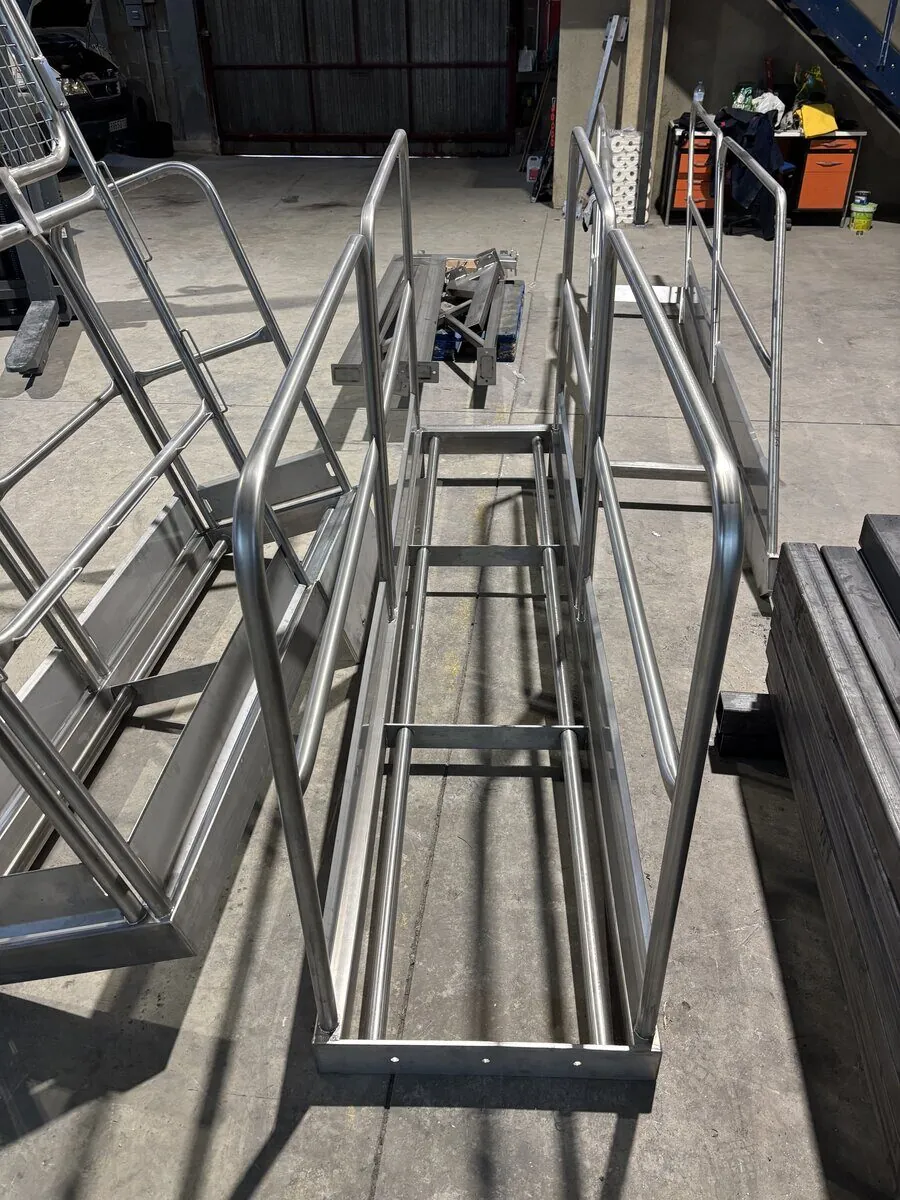 Pasarela industrial de acero inoxidable con escaleras y barandillas fabricada por MSP Soldaduras