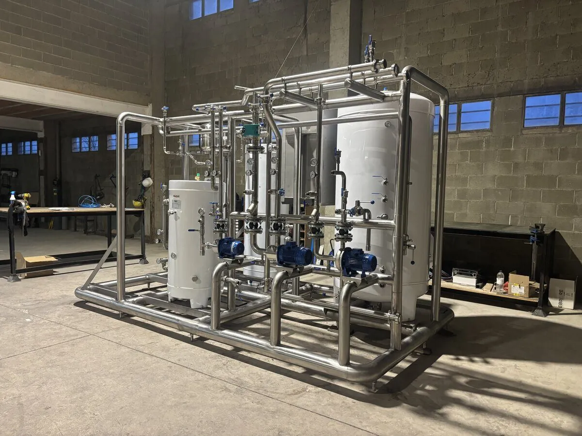 Skid industrial de acero inoxidable con depósito, bombas, válvulas y tuberías